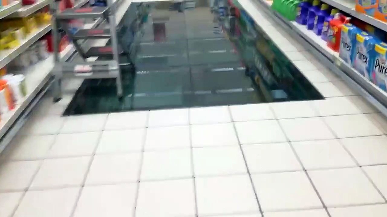 Dans ce supermarché italien, on peut observer les ruines de Pompei à travers le sol