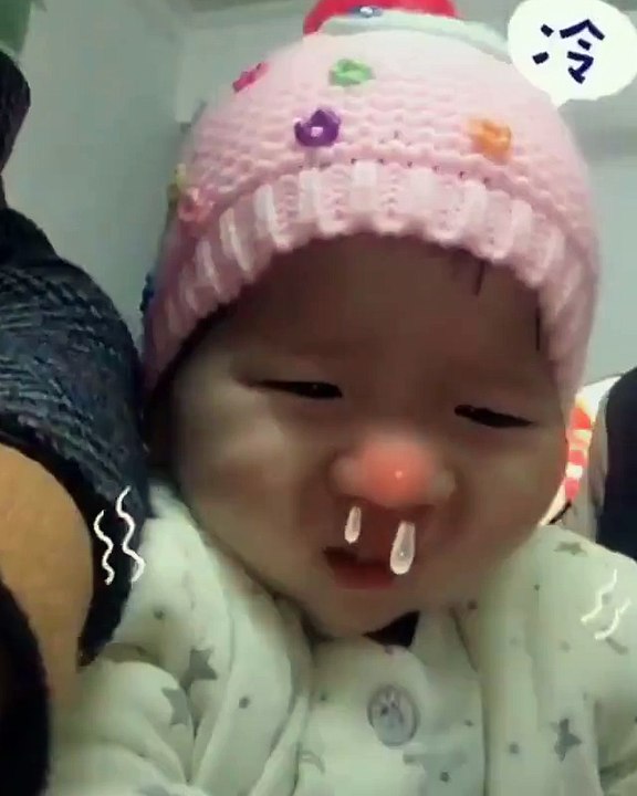 Cette fillette a des petits problèmes de nez qui coule... Adorable