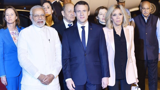 PM Modi welcomes French President Emmanuel Macron in Delhi | Oneindia News