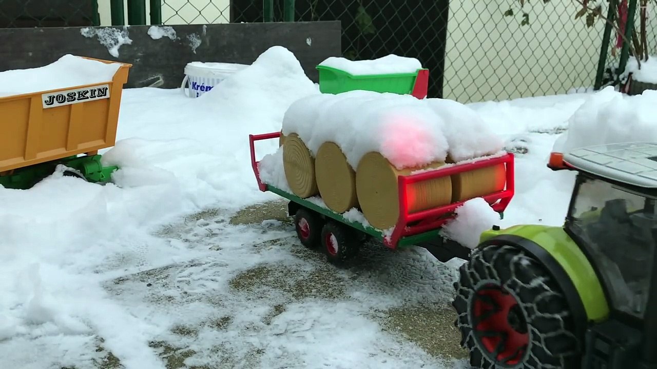 BRUDER TOYS Traktor Claas Axion 950 bale transport trailer