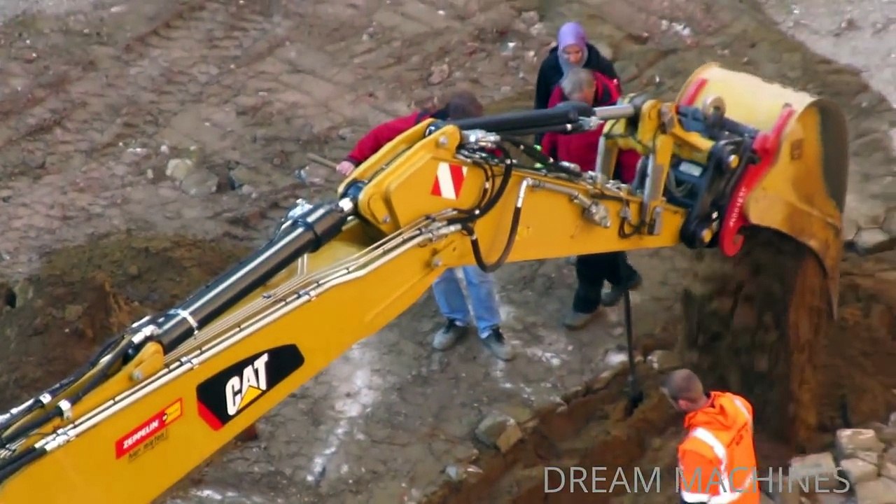 CATERPILLAR EXCAVATOR DIGGING *AERIAL VIEW* CAT M318D WHEEL EXCAVATOR WITH BUCKET