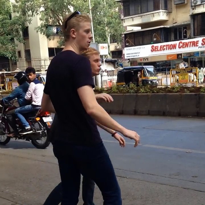 Foreigners VS Indians in Mumbai Traffic - 2 Foreigners In Bollywood