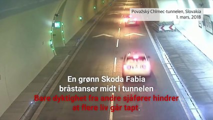 Folle inversione contromano di un'auto in galleria