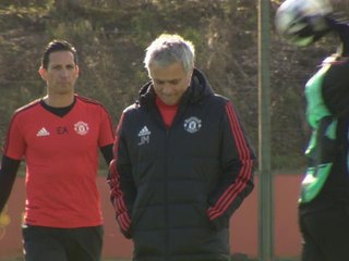 Tải video: Mourinho hits back at pundits who 'couldn't resolve problems' as managers