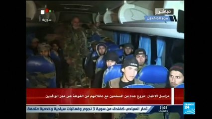 Скачать видео: Shelling continues as convoy delivers food to besieged Syrian enclave