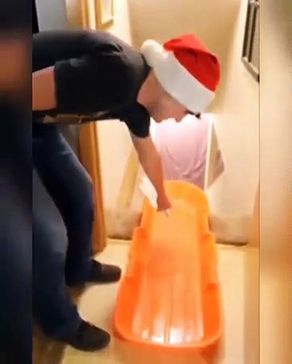 Il descend ses escaliers dans une luge en feu