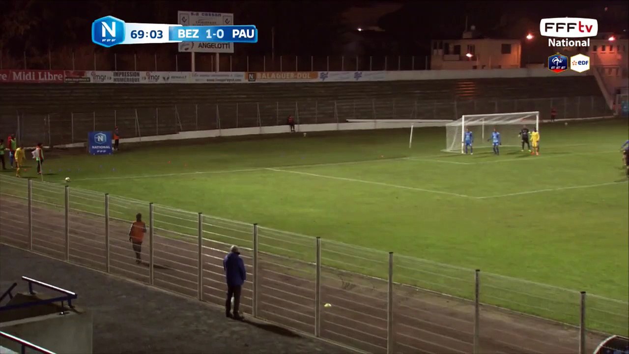 Corner directement dans les bras de NOVAES.