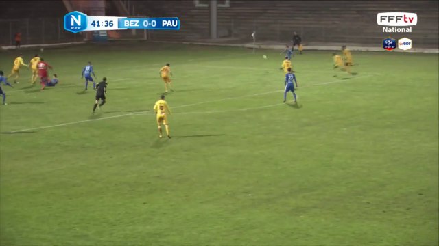 Grosse frappe tendue qui s'écrase sur le poteau!