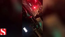 Taksi şoförü, bıçakla içinde müşteri olan Uber aracına saldırdı