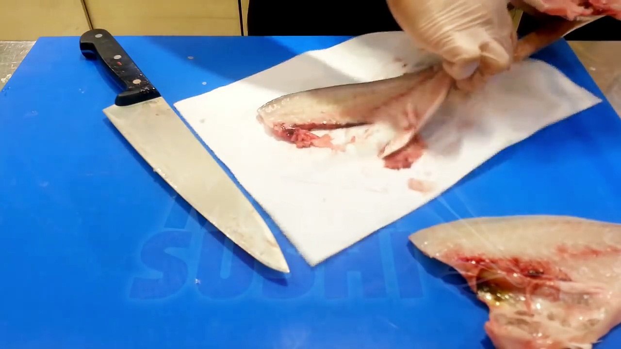 Corte japones para hacer sushi , Preparing nigiri chef professional