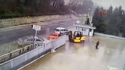Patron Çıldırdı... Araçları Forkliftle Yola Böyle Fırlattı