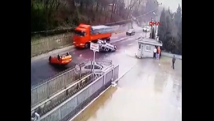 Sinirlenen patron şirket araçlarını forkliftle yola fırlattı