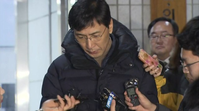 '비서 성폭행' 안희정, 9시간 반 조사받고 귀가...김지은에 미안하다 / YTN