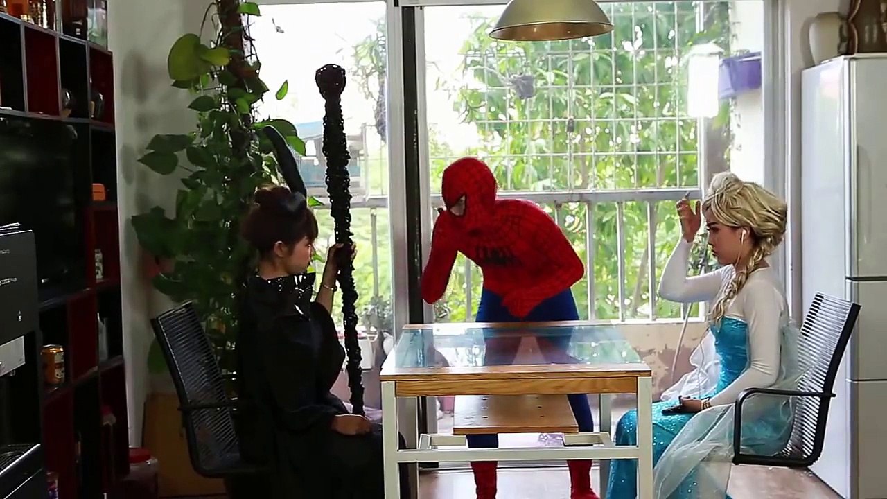 Frozen Elsa USING KNIFE to KILL SPIDERMAN! w/ Anna Maleficent Superhero In Real Life