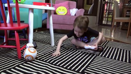 Paulinho e Toquinho Brincam c/ BB-8 de Controle Remoto Star Wars - Vídeos para Criançinhas