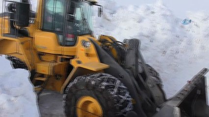 İş makineleri, tipi ve fırtınada kara saplandı