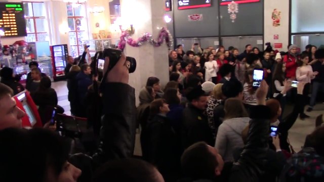 Лучший танцевальный наш Флешмоб на вокзале / Музыка песня танец лезгинка флешмоб ансамбль Имерети