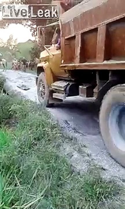 Ponte crolla sotto il peso di un camion