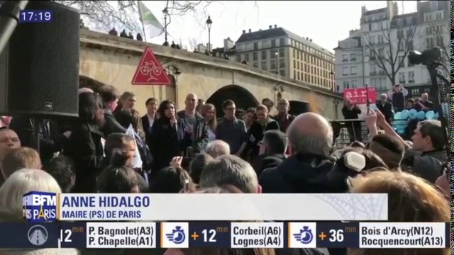 Anne Hidalgo avec les défenseurs de la piétonnisation sur les voies sur berge à Paris