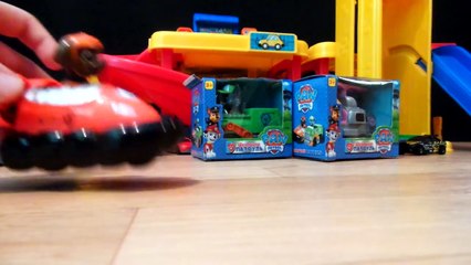 Paw Patrol Kinderautos fahren das Parkhaus herunter Fisher Price Little People - Spielzeug