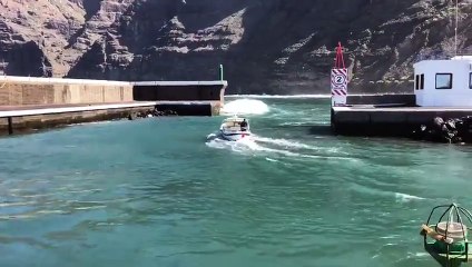 Cae al mar desde su embarcación en Los Gigantes