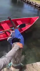 Download Video: Rentrer dans son Kayak avec style !! Ou pas lol.. pauvre pêcheur !