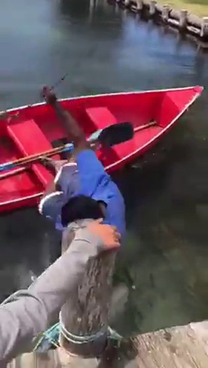 Rentrer dans son Kayak avec style !! Ou pas lol.. pauvre pêcheur !