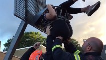 Coincée dans le panier de basket cette fille est aidée par les pompiers !