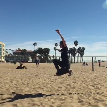 Elle marche sur une corde en talons en équilibre !