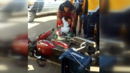 Motosikletin çarptığı kadının ayağına fren pedalı saplandı