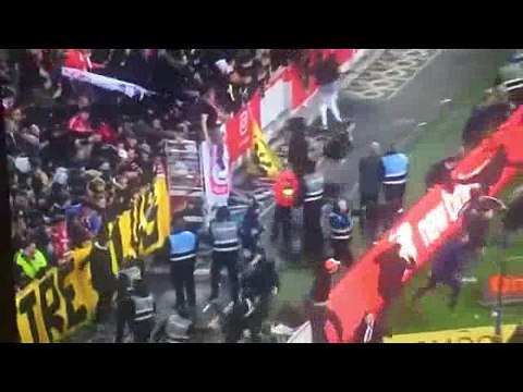[640x360] Adeptos do Lille invadem campo e agridem jogadores
