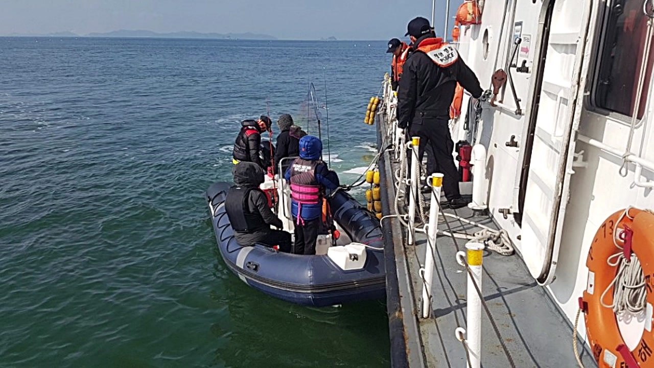 경기 입파도 인근 해상 레저 보트 표류...4명 구조 / YTN