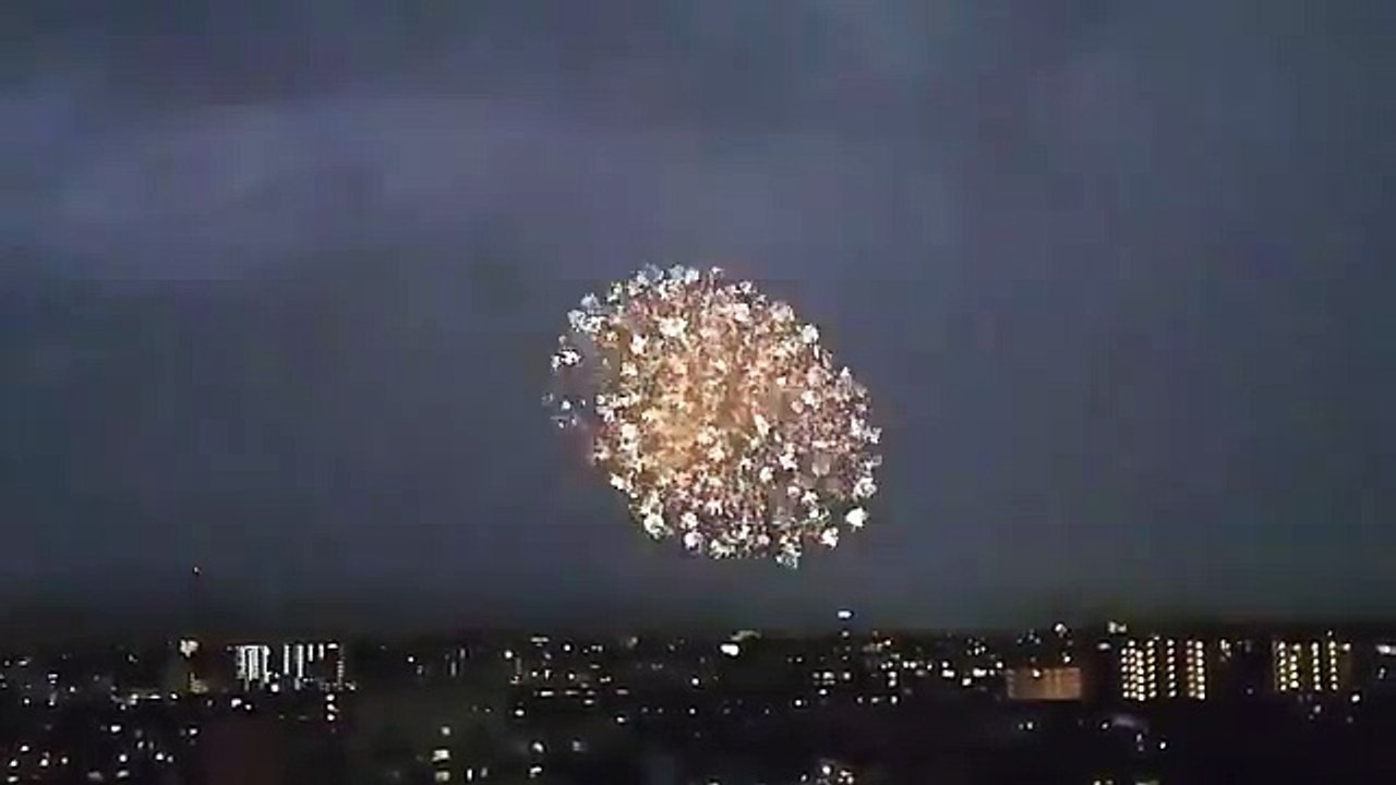 花火と雷が織りなす奇跡のコラボレーション！
