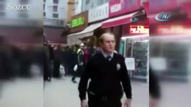 Bıçaklı saldırganı polis silahla kovaladı