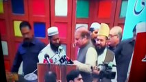 Nawaz Sharif hit by a Shoe in Jamia Naeemia - Dailymotion