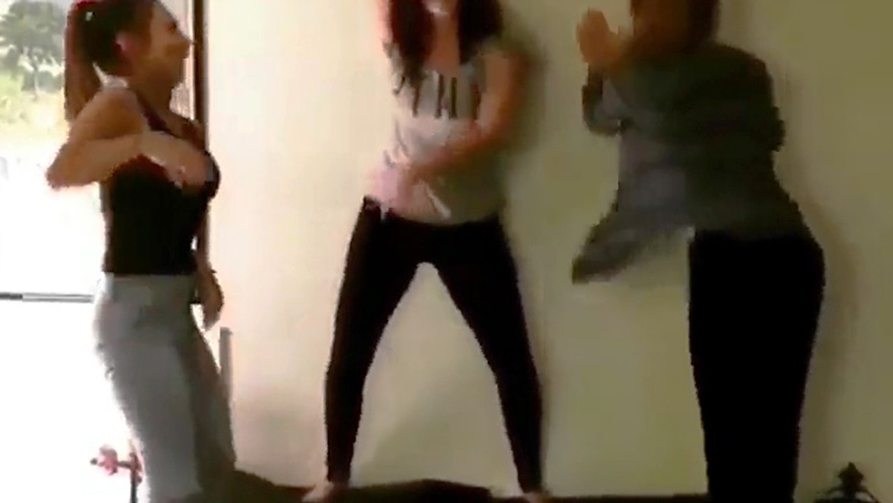 Trois Filles Entrain De Danser Sur Un Canapé Vidéo Dailymotion 