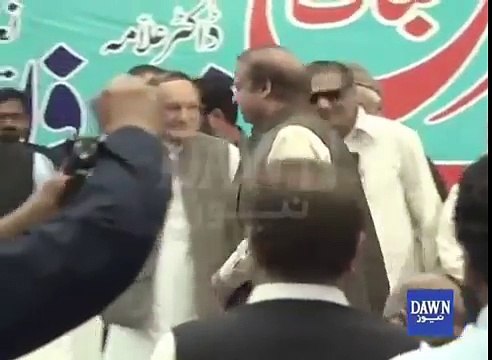 Lahore mein namalon shakhas ne taqreeb mein Nawaz Sharif per jota phenk gia