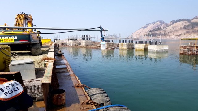 군산 바지선에서 60대 근로자 바다에 빠져 숨져 / YTN