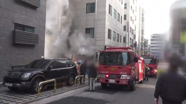 주택가 재활용품 화재... 담뱃불 옮겨붙어 / YTN