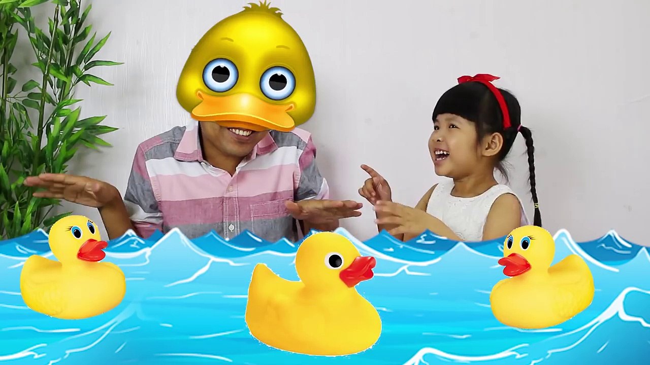 TRÒ CHƠI ĐỒ ĂN BÍ MẬT – BỐ BÉ BÚN BIẾN THÀNH CON VỊT VÀ ĂN KẸO CHÂN DÀI ♥ Creative Kids♥