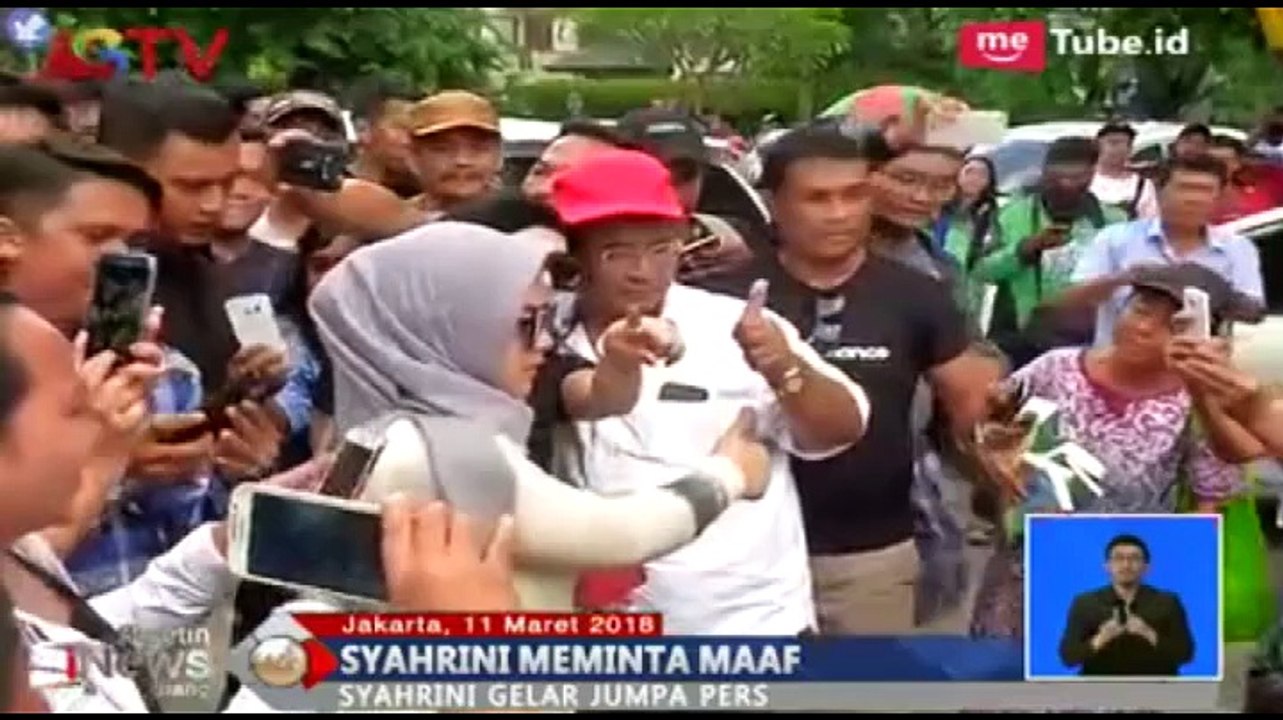 Syahrini Minta Maaf Terkait Dirinya Foto di Pinggir Tol