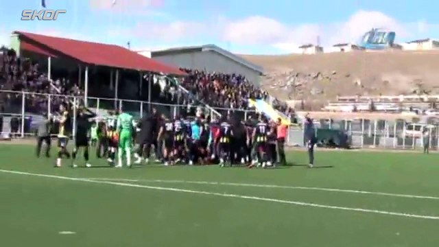 Dili boğazına kaçan futbolcu ölümden döndü