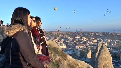 Kapadokya’da Yer Turist Gök Balon Dolu