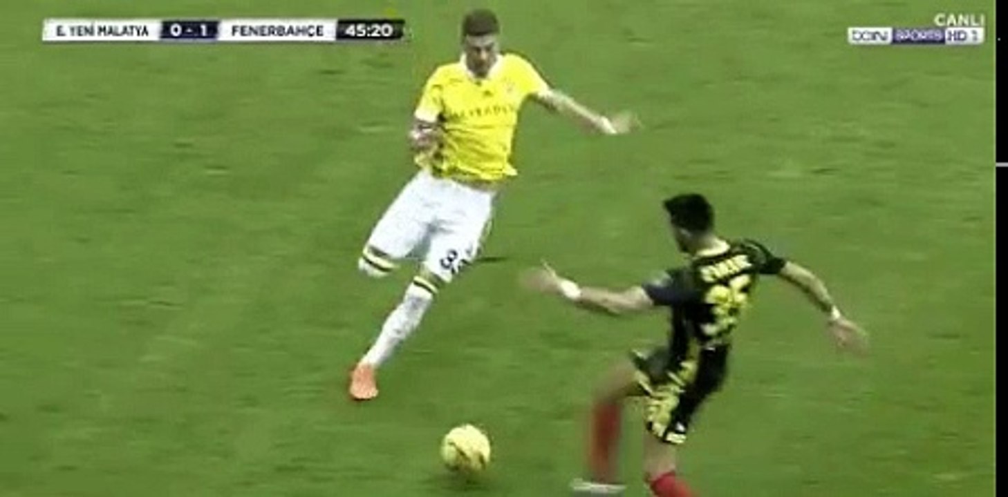 Mete Kalkavan'ın Roman Neustadter'e verdiği sarı kart pozisyonu