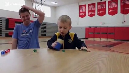 Ce gamin maitrise les dés comme un pro... Bluffant