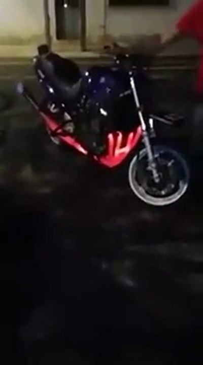 Il fait un peu trop chauffer le pot de sa moto et y met le feu!