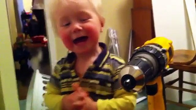 Ce gamin est en kiff devant cette perceuse... Futur grand bricoleur