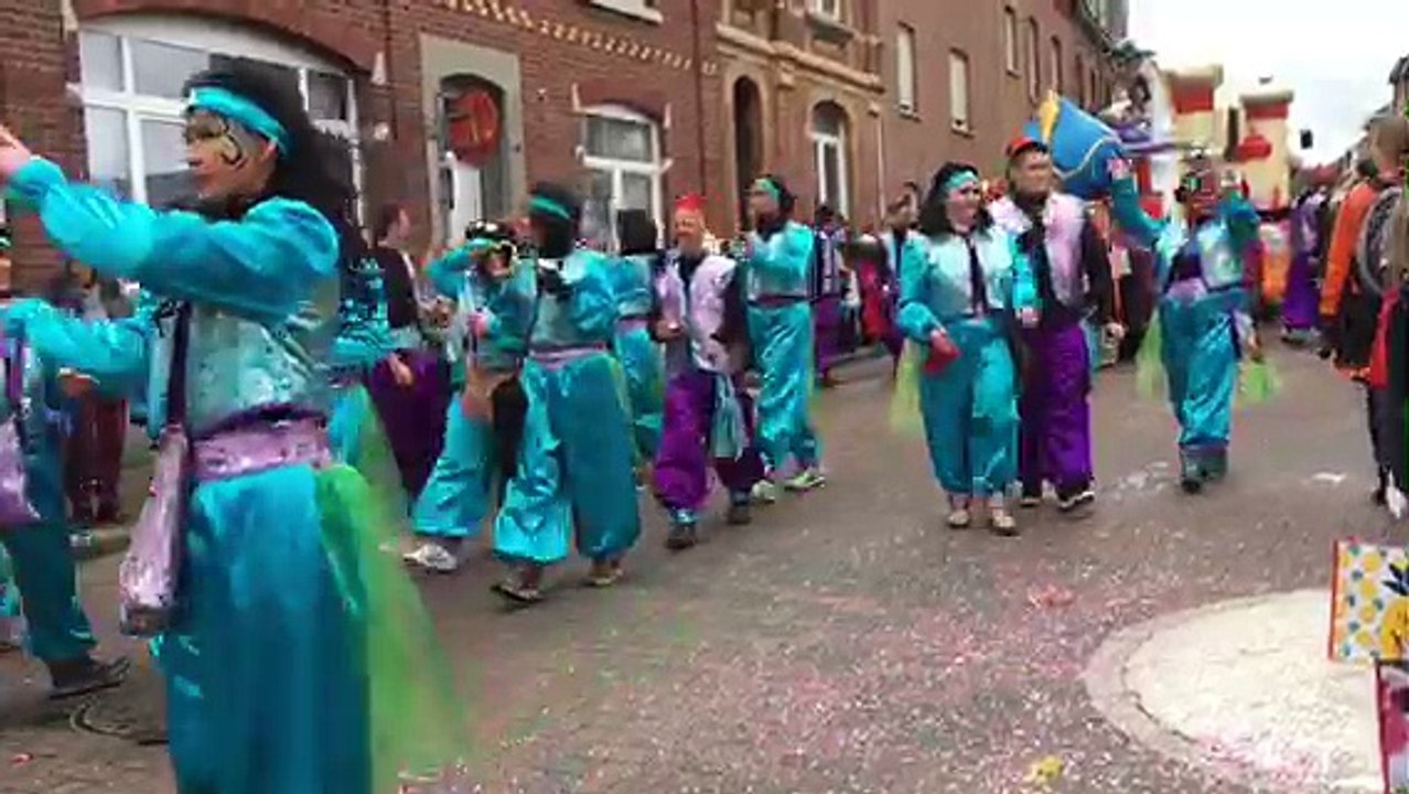 Découvrez plusieurs chars du carnaval de Welkenraedt ainsi que l'ambiance festive!