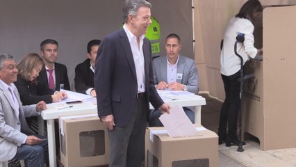 Colombianos votan para elegir un nuevo Congreso en un ambiente de paz