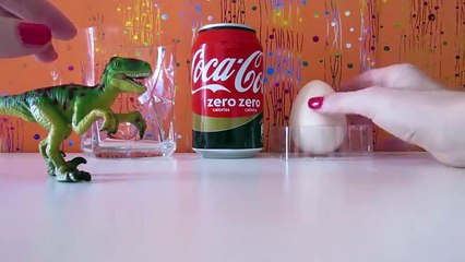 HUEVO DE DINOSAURIO EN COCA-COLA | Experimentos Caseros con juguetes de dinosaurios para niños